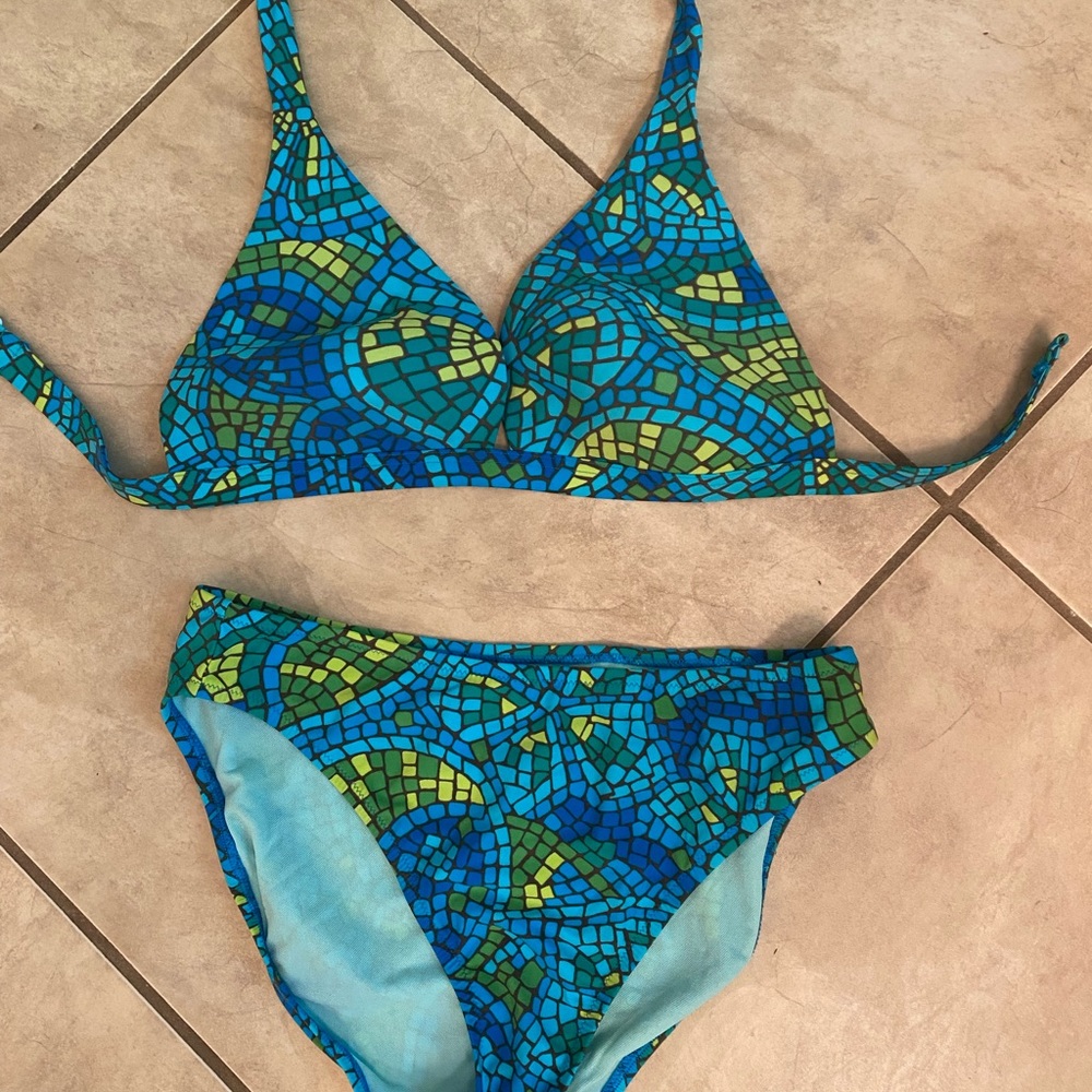Women’s Victoria Secret swim suit : top size 34D and medium bottoms